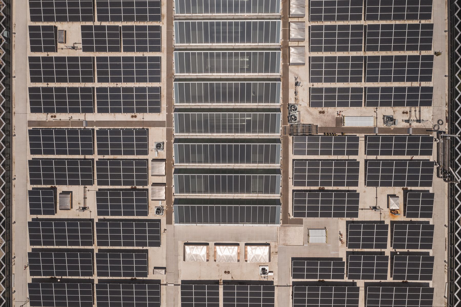 Commercial rooftop solar installation